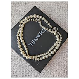 Chanel-Collar largo de declaración de perlas CC A11V Classic con herrajes dorados en caja-Dorado
