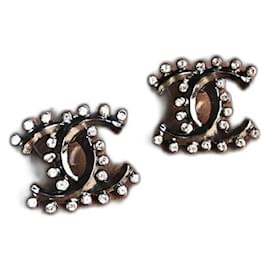 Chanel-Par de pendientes con logotipo.-Plata