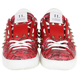 Valentino-Zapatillas bajas Rockstud con estampado rojo de Valentino-Roja