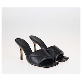 Bottega Veneta-Bottega Veneta Sandalias negras acolchadas Lido-Negro