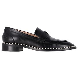 Mocassini Stuart Weitzman con borchie di perle in pelle nera Nero