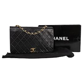 Chanel-Bolso con solapa única en oro de 24 quilates de piel de cordero acolchada Chanel-Negro