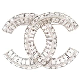 NEUE CHANEL-BROSCHE CC-LOGO-STRASS AUS SILBEREM METALL, SILBERNE STAHL-BROSCHE Silber