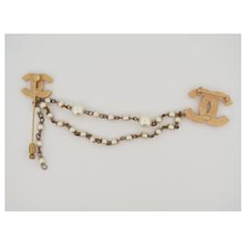 Chanel-BROCHE VINTAGE CHANEL forrado LOGO CC PEARLS GOLD METAL 2001 BROOCH DE AÇO DOURADO-Dourado