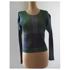 Issey Miyake-T-Shirt mit Falten, Größe 5.-Mehrfarben