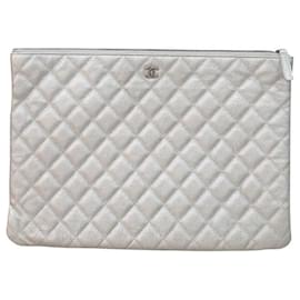 Chanel-Borsa clutch in pelle caviar argento Chanel Chanel-Argento