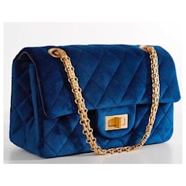 Chanel-Chanel 19A Paris-Égypte MINI BLUE VELVET QUILTED 2.55 Reissue 224 sac à rabat bleu marine Matériel doré-Bleu,Bijouterie dorée