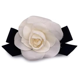 Chanel-Broche de camélia com laço de cetim preto de seda branca vintage-Branco