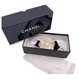 Chanel-Vintage Kamelie-Brosche aus weißer Seide mit schwarzer Satinschleife-Weiß