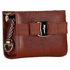 Salvatore Ferragamo-Salvatore Ferragamo Bolso de tocador de cuero con cinta Vara en relieve en buen estado-Otro