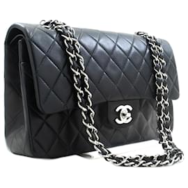 Chanel-Bolso de hombro CHANEL Classic Double Flap con cadena plateada de 10 pulgadas en negro.-Negro