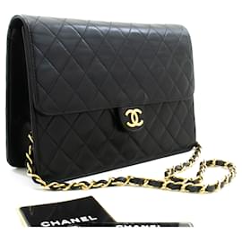 Chanel-Bolsa de ombro com corrente CHANEL Clutch Preta Acolchoada em Couro de Cordeiro-Preto