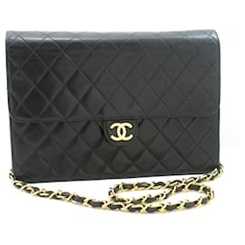 Chanel-Bolsa de ombro com corrente CHANEL Clutch Preta Acolchoada em Couro de Cordeiro-Preto