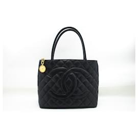 Chanel-Bolso de hombro CHANEL con medallón dorado de caviar, tipo tote de compras grande.-Negro