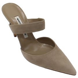 Autre Marque Manolo Blahnik Taupe Pointed Toe Suede Mules Beige