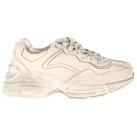 Gucci-Gucci Distressed Rhyton Sneakers in White Leather-White,Cream