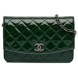 Chanel-Portafoglio brillante Chanel in vernice verde su catena-Verde