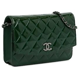 Chanel-Portefeuille brillant verni vert Chanel sur chaîne-Vert