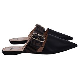 Mulas planas com fivela em relevo Fendi FF em couro Vitello preto Preto