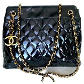 Bolsa de ombro de couro envernizado com acolchoado de diamante CHANEL com pingente de medalhão CC. Preto