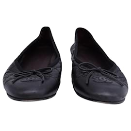Chanel-Sapatilhas Chanel acolchoadas CC Bow em couro preto-Preto