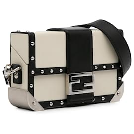 Fendi-Sac à bandoulière baguette en cuir clouté Fendi mini blanc-Blanc