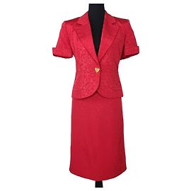 Traje rojo de Yves Saint Laurent con botones en forma de corazón. Roja