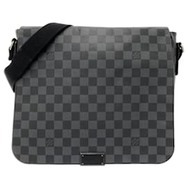 Louis Vuitton-Bolsa Crossbody Louis Vuitton Damier Graphite District MM preta-Preto