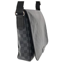 Louis Vuitton-Bolsa Crossbody Louis Vuitton Damier Graphite District MM preta-Preto