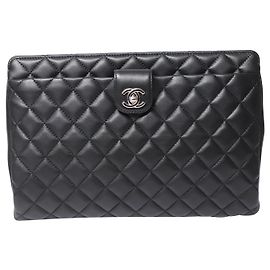Clutch Timeless Frame de piel de cordero acolchada Chanel en cuero negro Negro