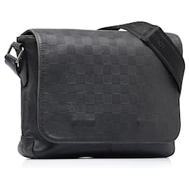 Louis Vuitton-Bolsa Crossbody Louis Vuitton Damier Infini District Preta-Preto