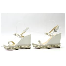 Christian Louboutin-CHRISTIAN LOUBOUTIN PYRACLOU SHOES 39 LEATHER + POUCH WEDGE SANDALS-White