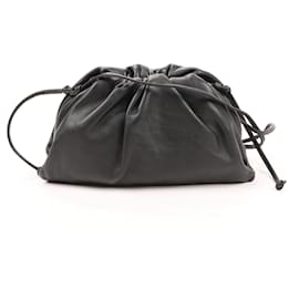 Bottega Veneta-Bottega Veneta Mini sac à bandoulière en cuir The Pouch en noir-Noir