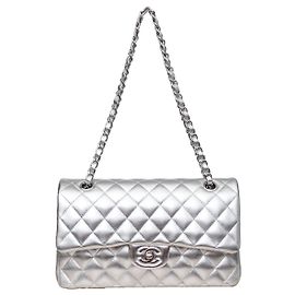 Chanel Bolsa com aba com forro metálico Prata