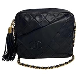 Chanel-Bolsa de câmera de couro acolchoado Chanel CC com tassel em muito bom estado-Outro