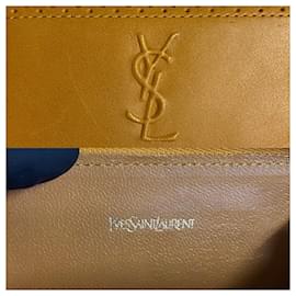 Yves Saint Laurent-Yves Saint Laurent Leather Zip Wallet Leather Coin Case in Good condition-Other