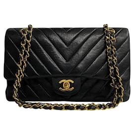 Chanel-Chanel Medium Chevron lined Flap Bag Leather Shoulder Bag in Good condition-Other