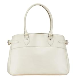 Louis Vuitton-Sac à main en cuir Louis Vuitton Passy GM M5925J en très bon état-Blanc