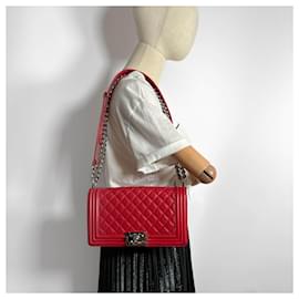 Chanel-Sac à rabat Boy Medium en cuir d'agneau perforé Framboise-Rouge