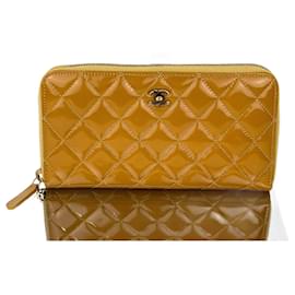 Chanel-Pochette portefeuille en cuir verni jaune matelassé brillant Chanel d'occasion-Jaune