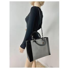 Christian Dior-Christian Dior Grand sac à main en toile et cuir verni noir Lady-Noir