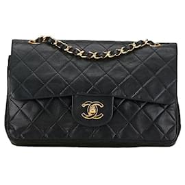 Chanel-Sac à bandoulière en cuir à rabat doublé classique moyen Chanel en bon état-Noir