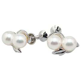 Mikimoto-Mikimoto Pearl Earrings Metal Earrings in Excellent condition-Silvery