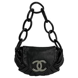 Chanel-Sac à bandoulière Chanel CC Ring Sac à bandoulière en cuir en bon état-Noir