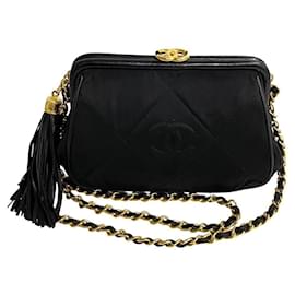 Chanel-Sac à bandoulière en toile Chanel CC satin matelassé avec frange en très bon état-Noir