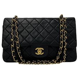 Chanel-Sac à bandoulière en cuir à rabat doublé classique moyen Chanel en bon état-Noir