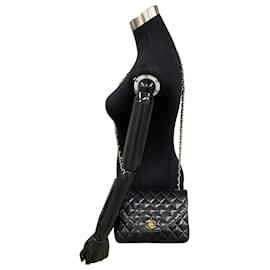 Chanel-Sac bandoulière en cuir Chanel CC Matelasse Flap Bag en bon état-Noir