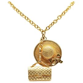 Chanel-Collier pendentif sac à rabat et chapeau Chanel Collier en métal en bon état-Doré