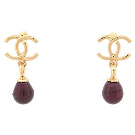 ORECCHINI DI PERLE BORDEAUX CON PENDENTE LOGO CHANEL CC D'oro