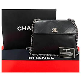 Chanel-Sac à épaule en cuir d'agneau matelassé Chanel 26 cm avec chaîne 59289 en très bon état-Noir